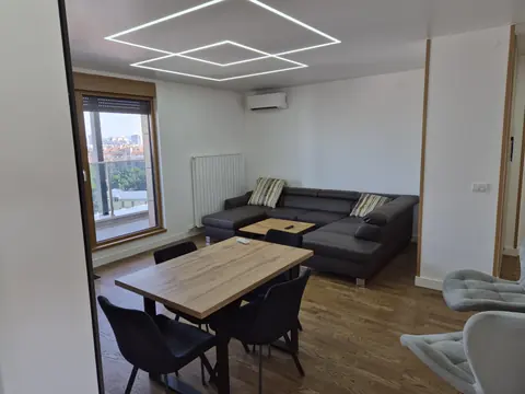 Trpezarijski sto, garnitura i LED rasveta na plafonu