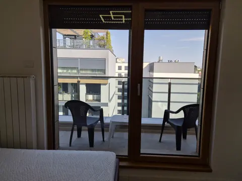 Izlaz iz spavaće sobe na terasu